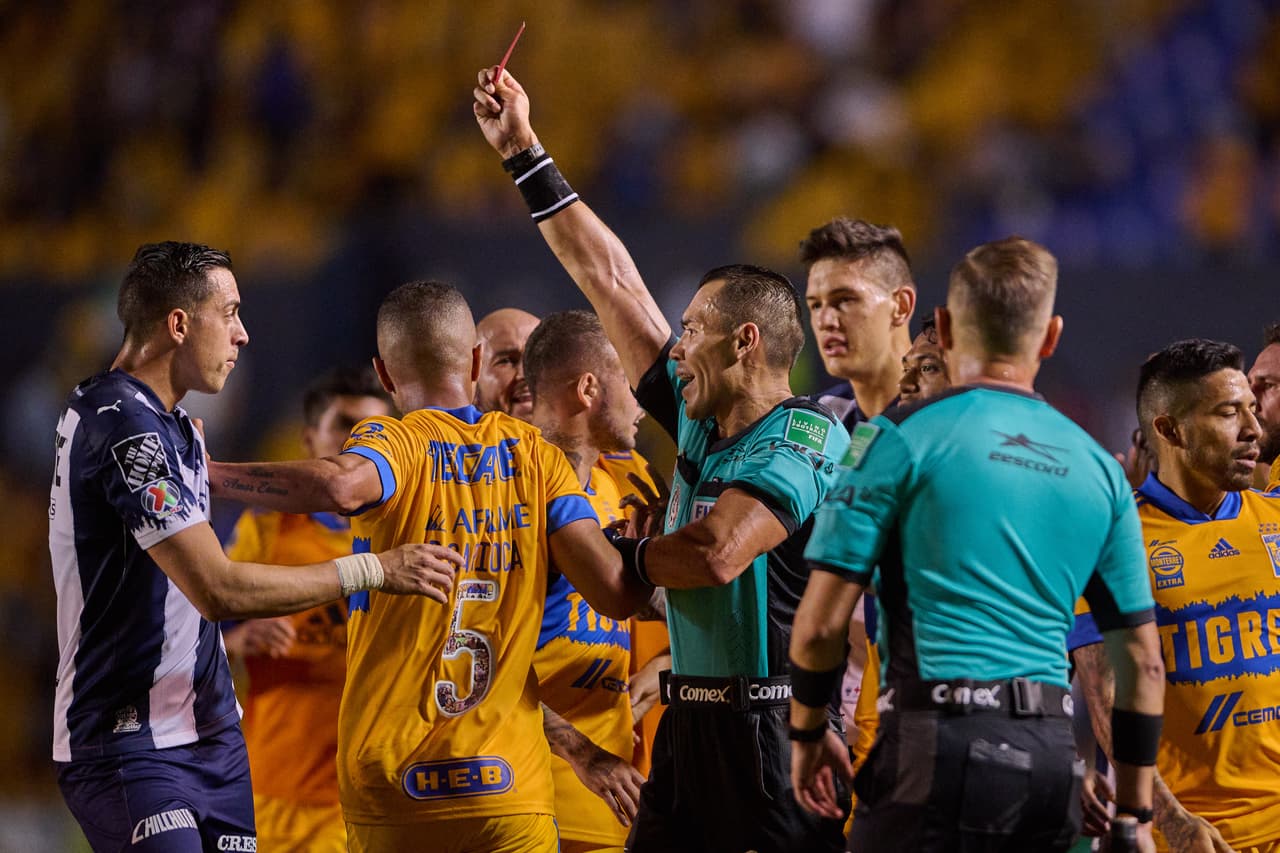 El partido terminó con bronca y una expulsión para Rafael Carioca.