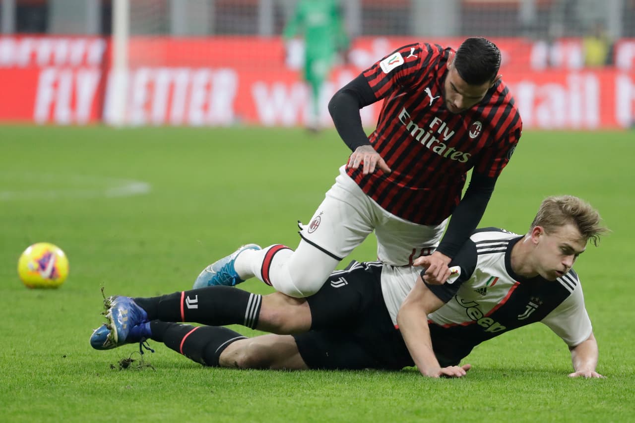 El tercer amonestado del encuentro fue Theo Hernández.