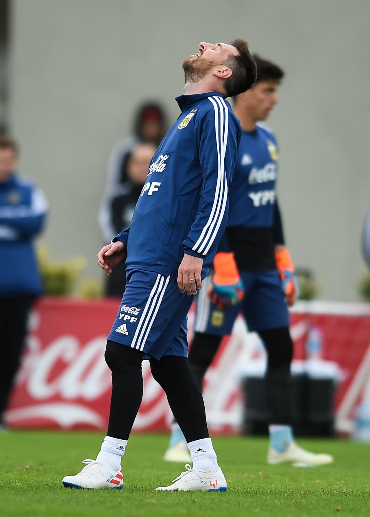 Los dirigidos por Lionel Scaloni realizaron algunos trabajos tácticos en el predio de Ezeiza y luego un partido en espacio reducido. Messi, líder de esta nueva aventura por un título de Copa América, se lució y fue seguido de cerca hasta por los rivales para sacarse una foto con ellos.