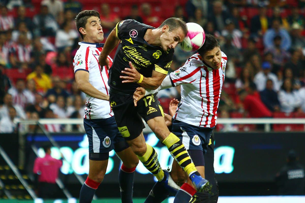 Monarcas siguió en busca de las jugadas de peligro, como esta aproximación de cabeza del argentino Emanuel Loeschbor (centro).