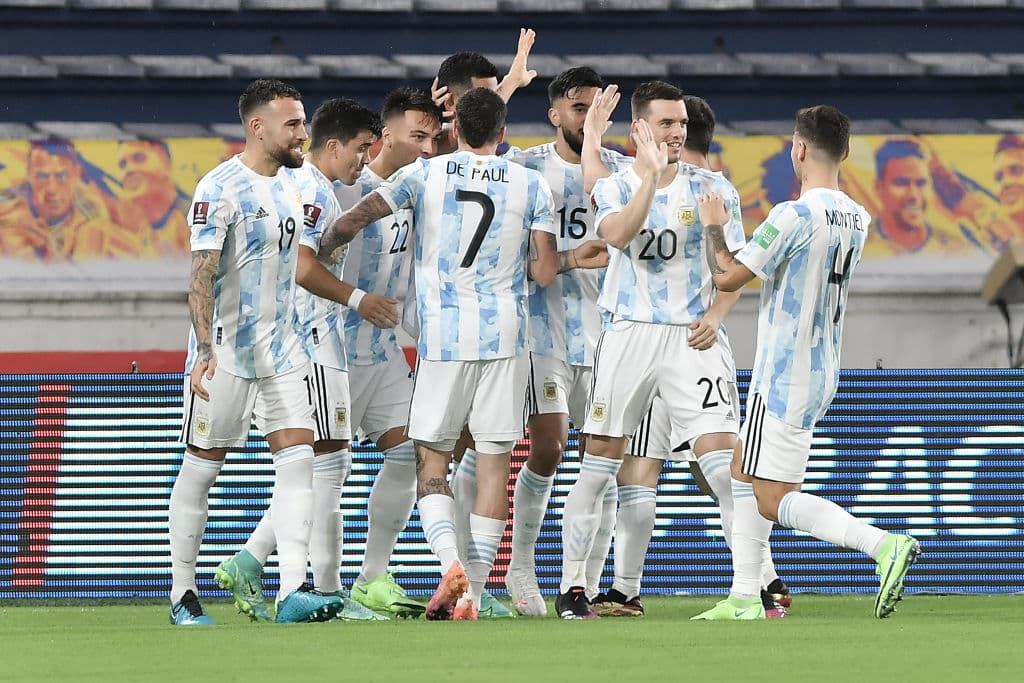 Argentina no logra aguantar la ventaja de 0-2 y los tantos de Luis Muriel y Miguel Borja le dan el empate a 2-2 a Colombia en el minuto 90+4.