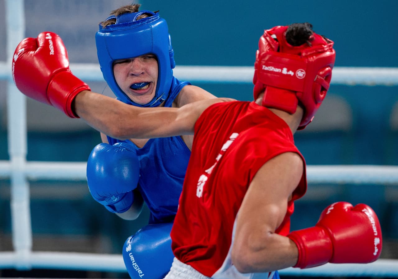 Aquí aparece Maksym Halinichev de Ucranaia en contra de Abdumalik Khalokov de Uzbekistán, en la pelea por la medalla de oro en los 56 kilogramos, del peso gallo en Buenos Aires 2018.