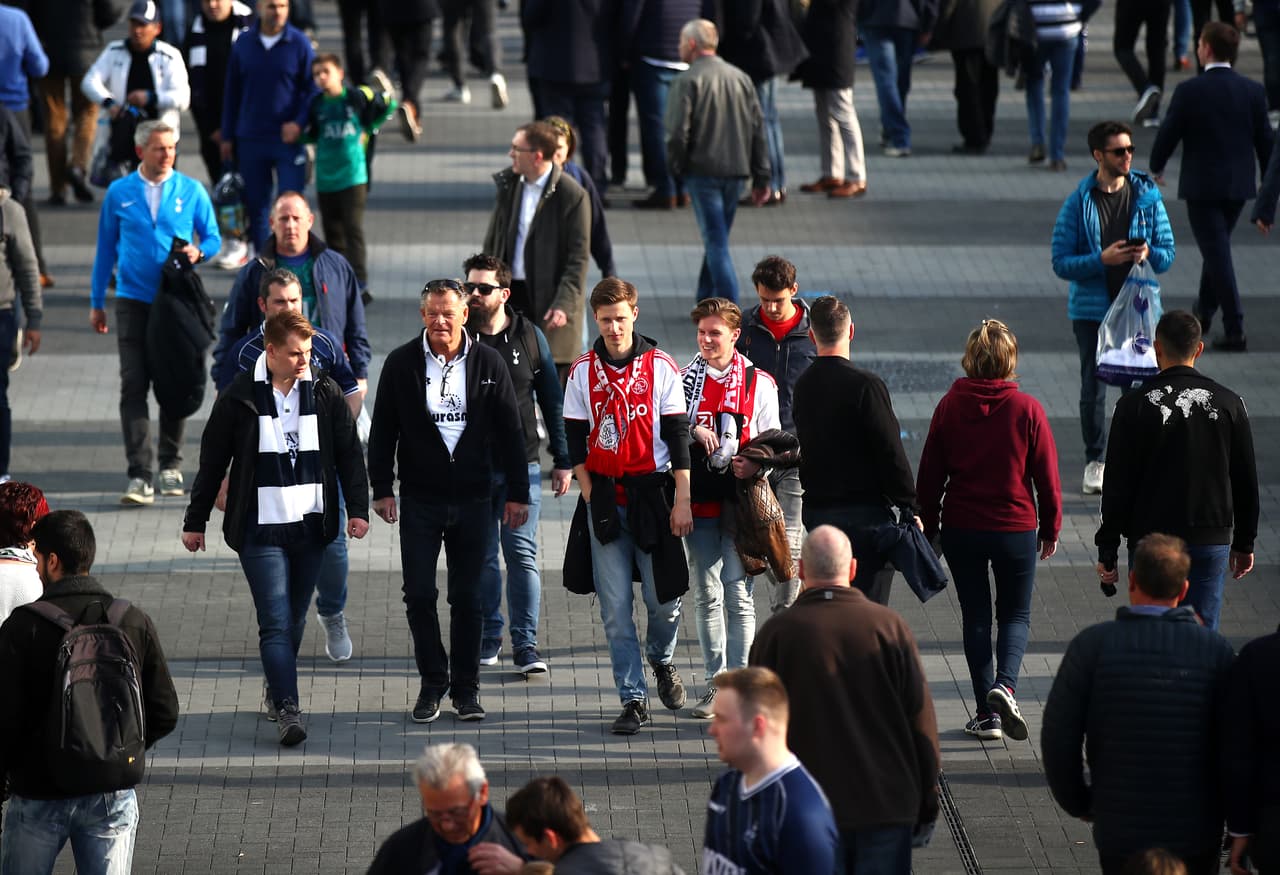 Un gran ambiente se vivió este martes en el inicio de las Semifinales de la UEFA Champions League entre el Tottenham Hotspur y el Ajax. Las aficiones de ambos equipos estuvieron a la altura en el nuevo estadio de los Spurs, en Londres, para dejar en el recuerdo una jornada innolvidable de fútbol europeo.