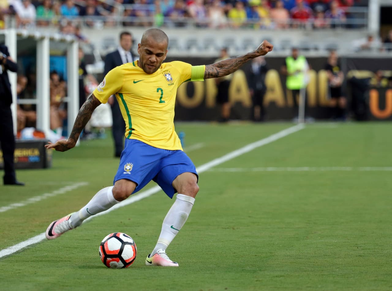 El brasileño Dani Alves es uno de los laterales derechos más memorables del fútbol mundial, el jugador activo con más títulos en la historia del fútbol. Aún así su ídolo tiene uno que aún le falta: el Mundial.