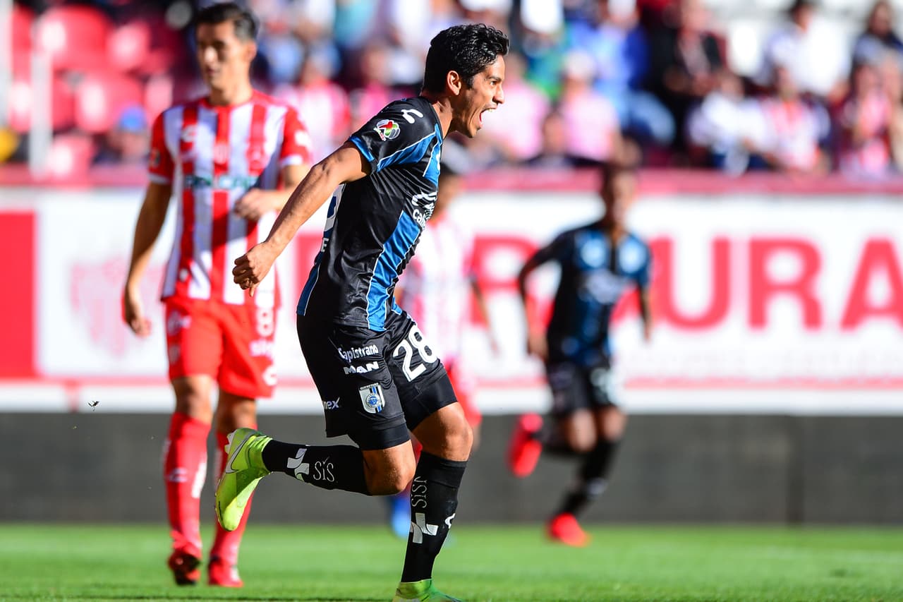 La defensiva de Necaxa estaba desconcertada y la afición no podría creer lo que estaba sucediendo.