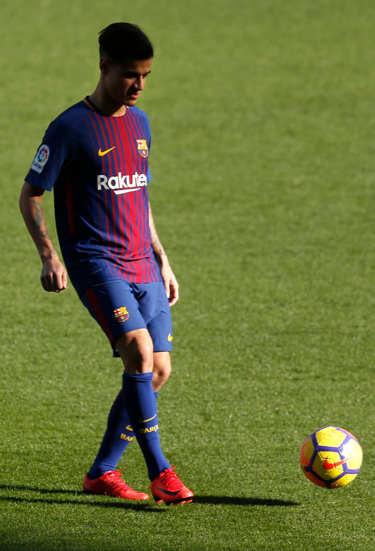 Coutinho se presentó también de cortos ante 7.436 aficionados culés que ocuparon la tribuna del Camp Nou para ver de cerca a su nuevo ídolo.