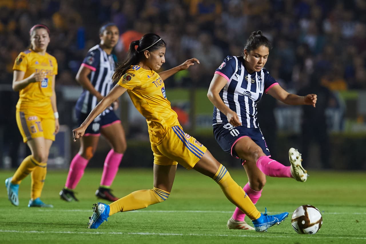 Con goles de Belén Cruz por parte de Tigres y gol de Ania Mejía para Monterrey, las regias empatan en el volcán, en la ida de la final de la Liga MX Femenil.