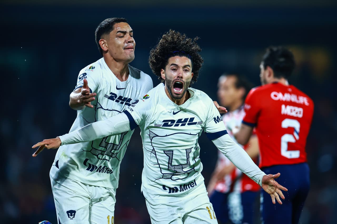 Pese la polémica de la mano no marcada en la Ida de Cuartos a favor de Pumas, los universitarios ganaron contundentemente a Chivas en la Vuelta con un 3-1 global gracias a los goles de César Huerta, Gabriel 'Toro' Fernández y el autogol de Antonio Briseño.