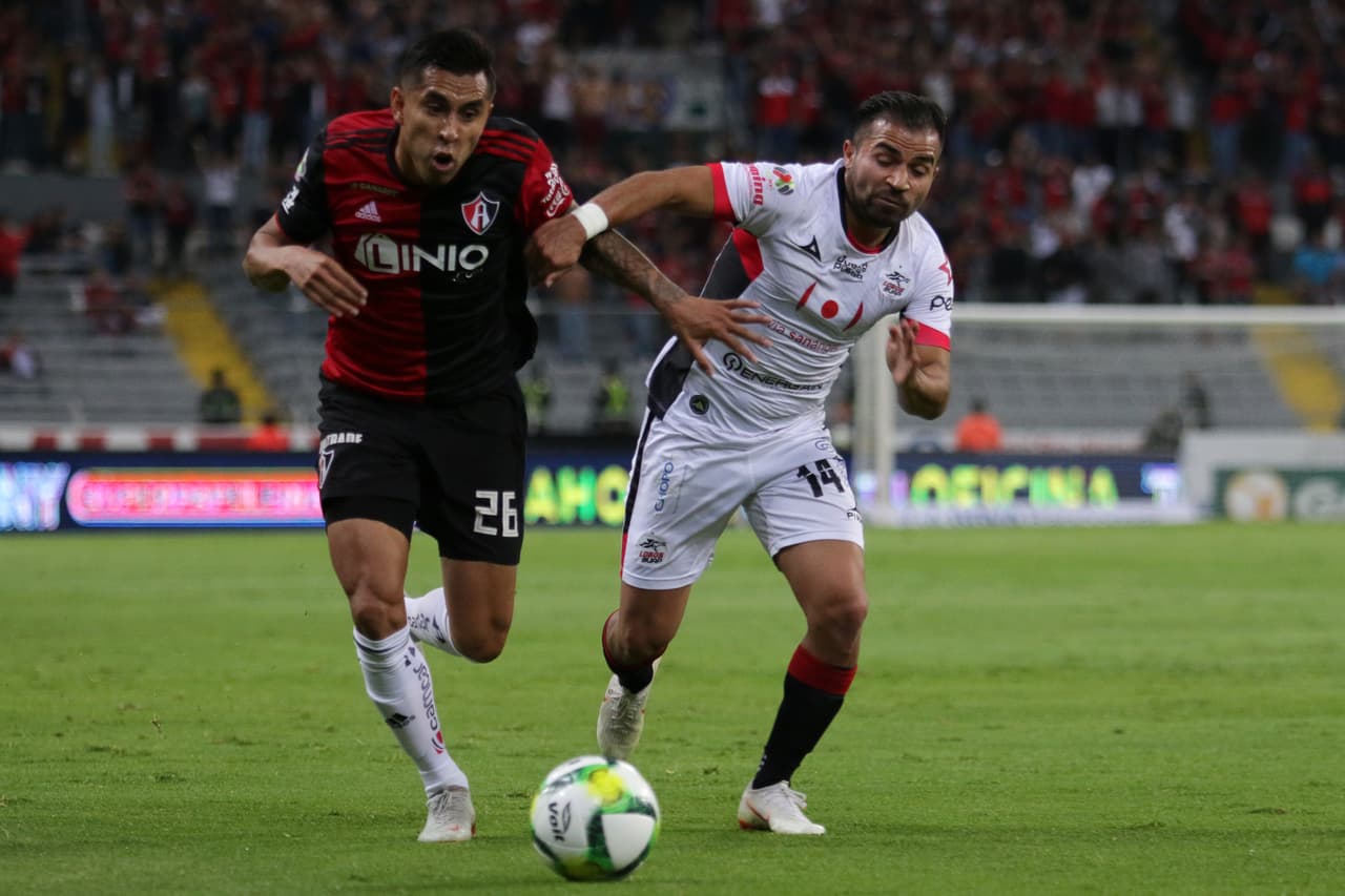 El chileno Bryan Rabello (derecha) descontó para Lobos BUAP al minuto 86', fue el 3-1 definitivo en el marcador.