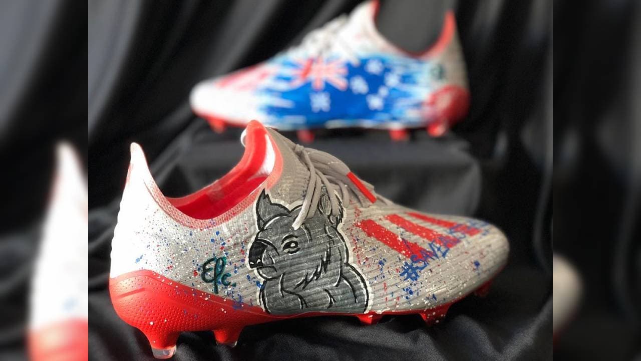 Kike Padilla fue el encargado de diseñar los increíbles tacos para futbolistas como Alan Pulido, Jair Pereira y Nicolás Vikonis. ¿Qué caricatura plasmarías en tus tenis para brillar en el terreno de juego?