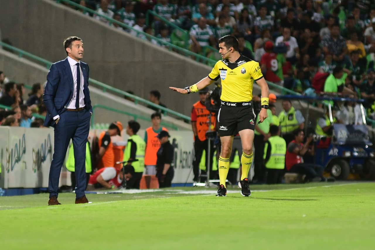 Diego Alonso salió con un 3-4-3 con Rodolfo Pizarro, Maximiliano Meza y Funes Mori adelante.