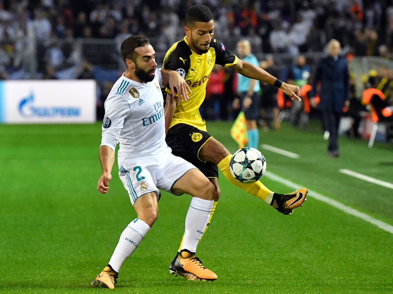 El juego comenzó muy parejo, pero el equipo alemán encontraba en la espalda de Dani Carvajal un espacio a explotar.