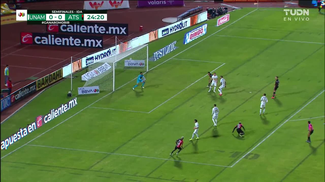 ¡TIRO ATAJADO! disparo por Julián Quiñones.