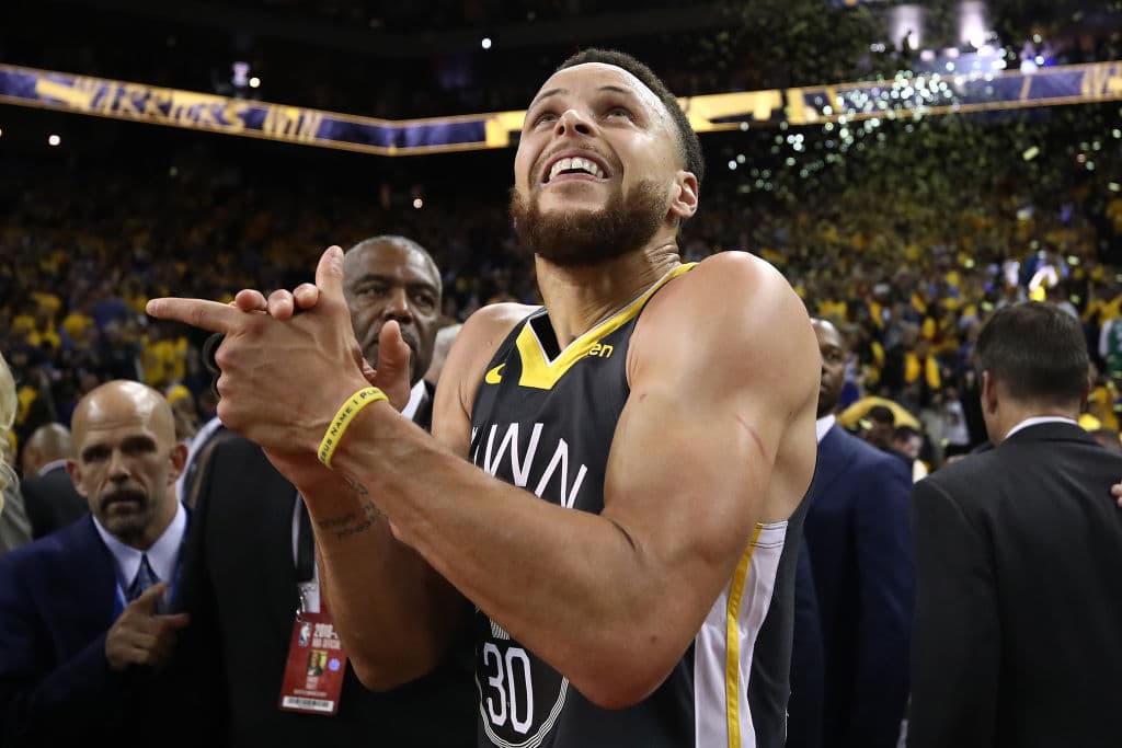 Con 37 Puntos Stephen Curry rescató de una posible derrota a los Golden State Warriors al llevarse el Juego 2 de la Final de la Conferencia del Oeste en Oracle Arena por 114-111 sobre unos Portland Trail Blazers que dieron un gran juego, pero que no fue suficiente para arrancarle la victoria a los campeones de la NBA. Tuvo Portland ventaja de 15 puntos al medio tiempo y de ocho en el cuarto periodo, pero todo se derrumbó para los visitantes.