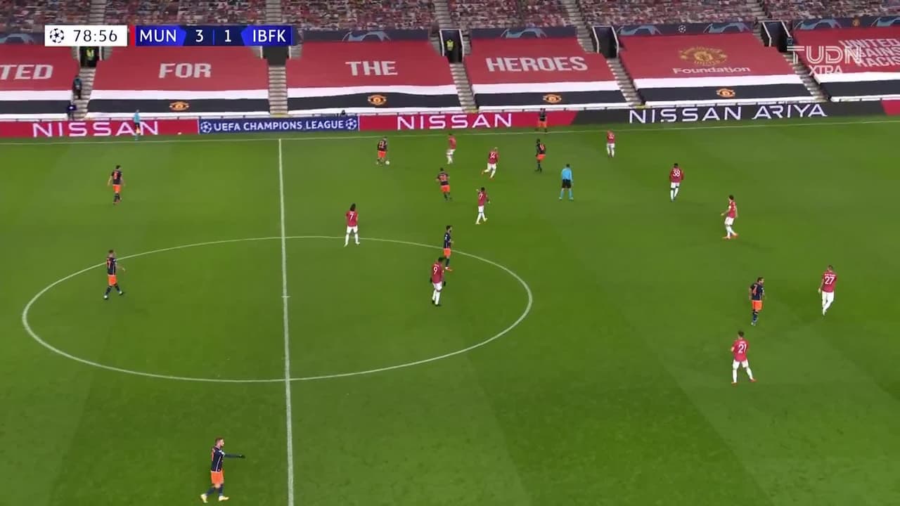 ¡CERCA! Edin Visca disparó que se estrella en el poste.