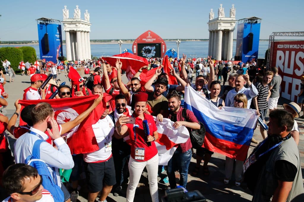 Aficionados tanto tunecinos como ingleses acudiendo al llamado de sus selecciones en el debut mundialista para ambas. No cabe duda que estaban empezando a pasarla muy bien en Volgograd.
