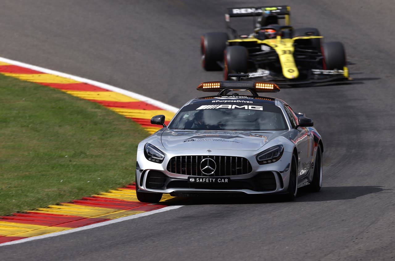 El piloto británico consigue su victoria número 89 en el Gran Premio de Bélgica, mientras Checo se queda con la décima posición.