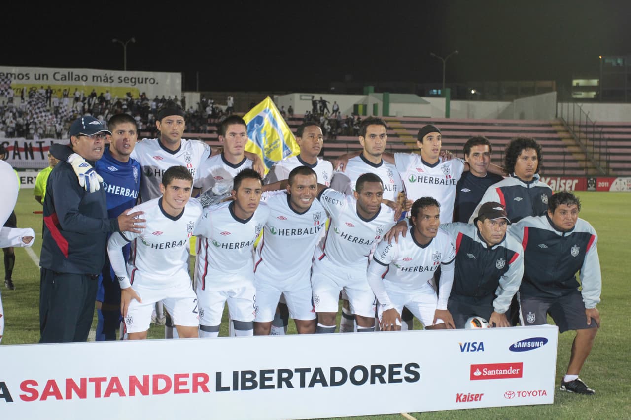 El Universidad de San Martín de Perú fue fundado en el 2004 como una compañía propiedad de la Universidad de San Martín de Porres, que es una escuela privada. Ese mismo año debutaron en primera tras comprar el puesto del equipo ascendido de segunda división.