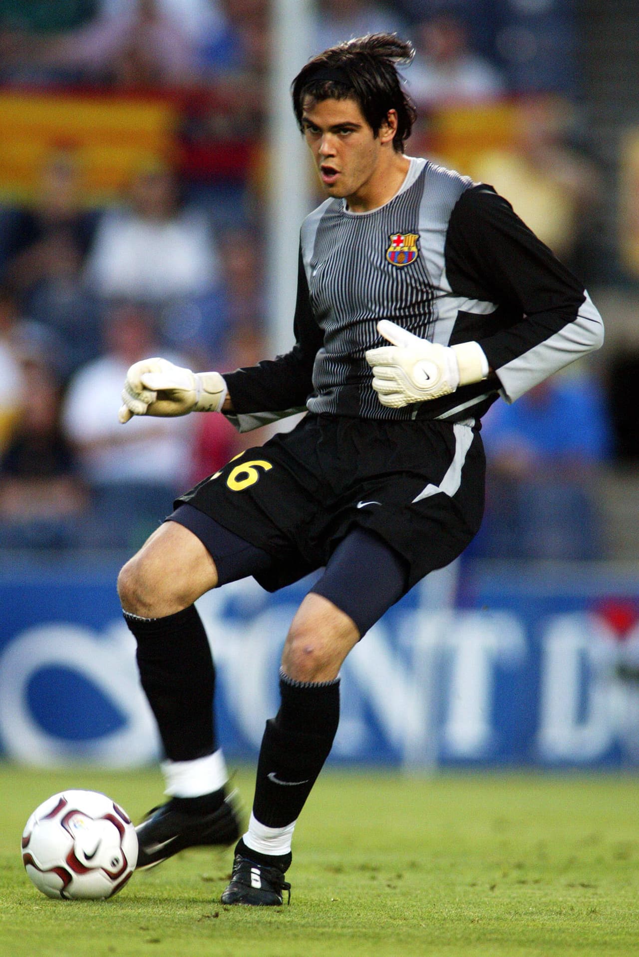 Cuál no sería la sorpresa de todo mundo al ver al joven Víctor Valdés siendo titular en la escuadra de Van Gaal.