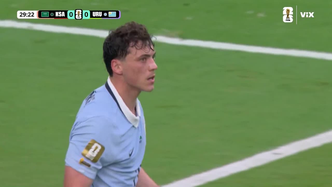 ¡Viñas cerca del primero! El uruguayo se lanzó de palomita pero rechazó Alowais