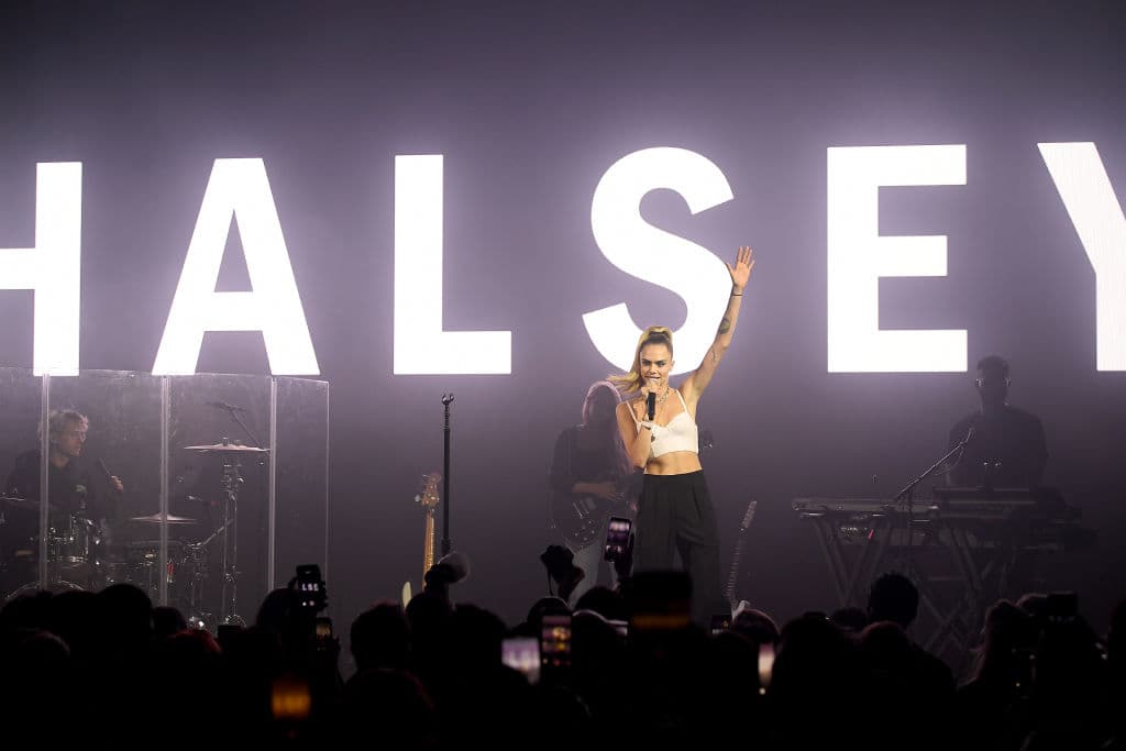 Alrededor de septiembre, había rumores de que Delevingne salía con Halsey, pero nunca se confirmaron o se negaron.