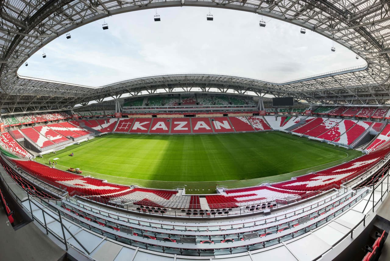 La construcción del Kazan Arena, ubicado en la ciudad de Kazan, república de Tartaristán en Rusia, comenzó en el 2010 con la presencia del presidente Vladimir Putin quien puso en esta obra sus esperanzas para lograr la sede del Mundial.
