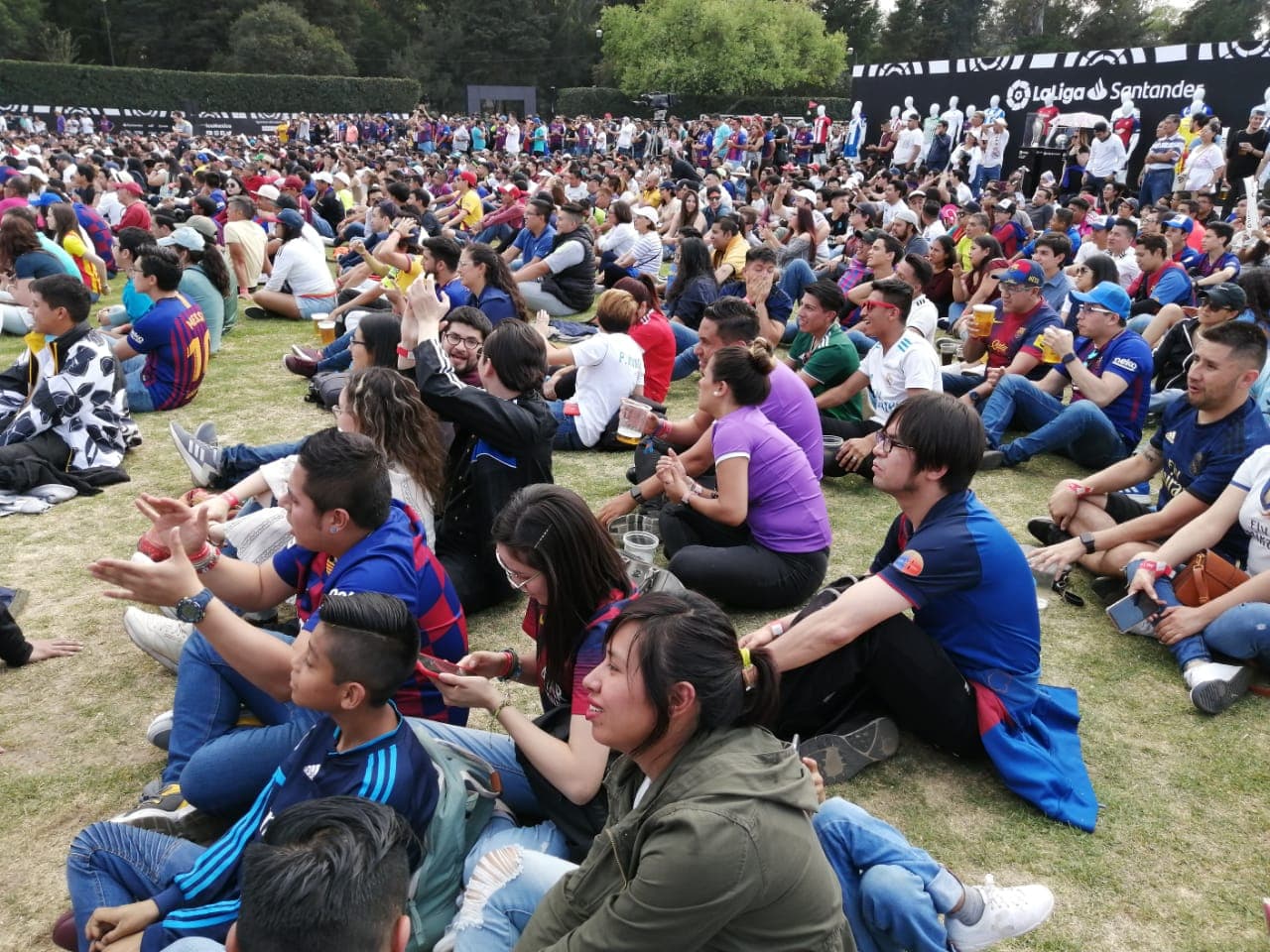 Entre amigos y familiares, se vivió un gran ambiente en el Campo Marte para ver El Clásico, que dio como ganador al Real Madrid 2-0 sobre el Barcelona.
