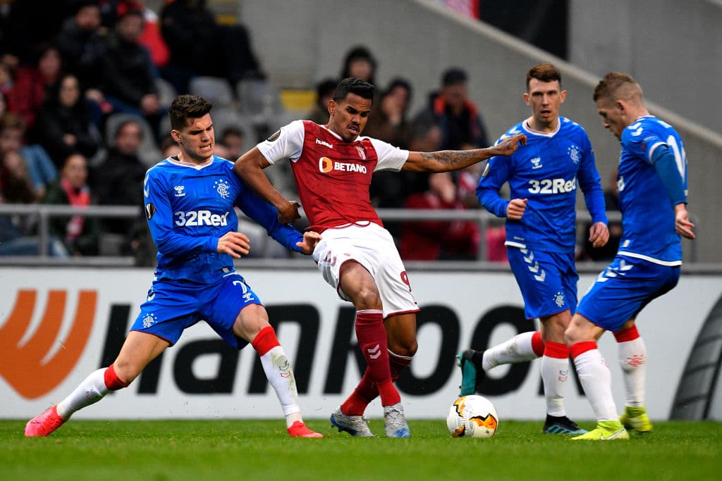 A Galeno lo encierran entre tres jugadores del Rangers y termina por perder la pelota, que sigue siendo de los de Escocia.