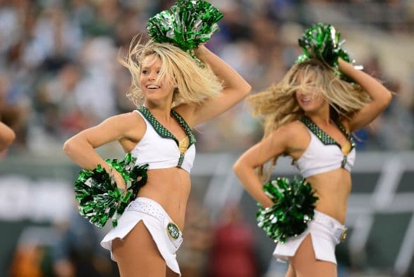 Las porristas de la NFL con sexys atuendos para enseñar sus hermosas figuras que calientan los emparrillados.