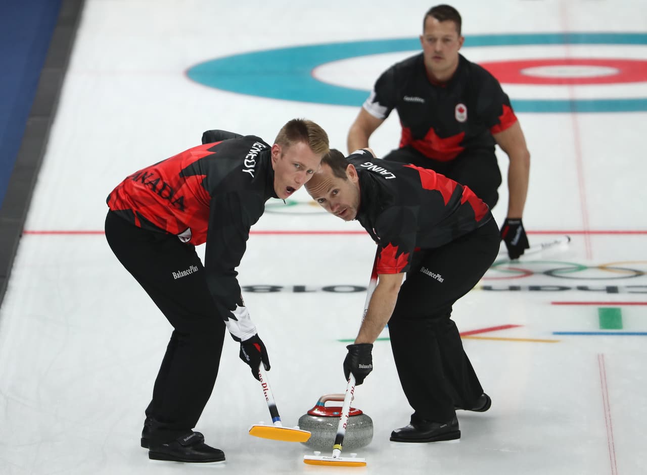 Es clave que los cepillos, a pesar de que ayudan en el desplazamiento de la piedra, no la toquen durante su recorrido. De lo contrario, no es válido.