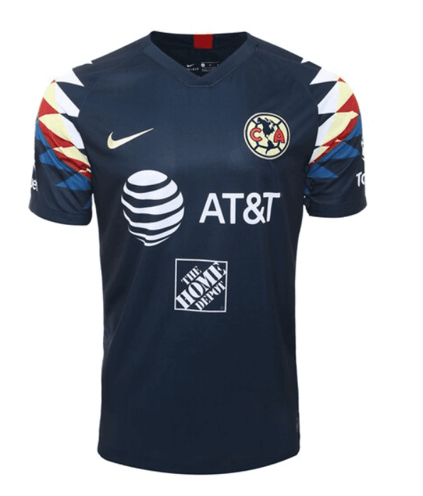 Después de varios rumores y filtraciones, por fin se dio a conocer la primera de las playeras del América para la próxima temporada. Como en el antepasado curso, los patrones de plumas de Águila vuelven en este jersey de visitante con los colores característicos del club.