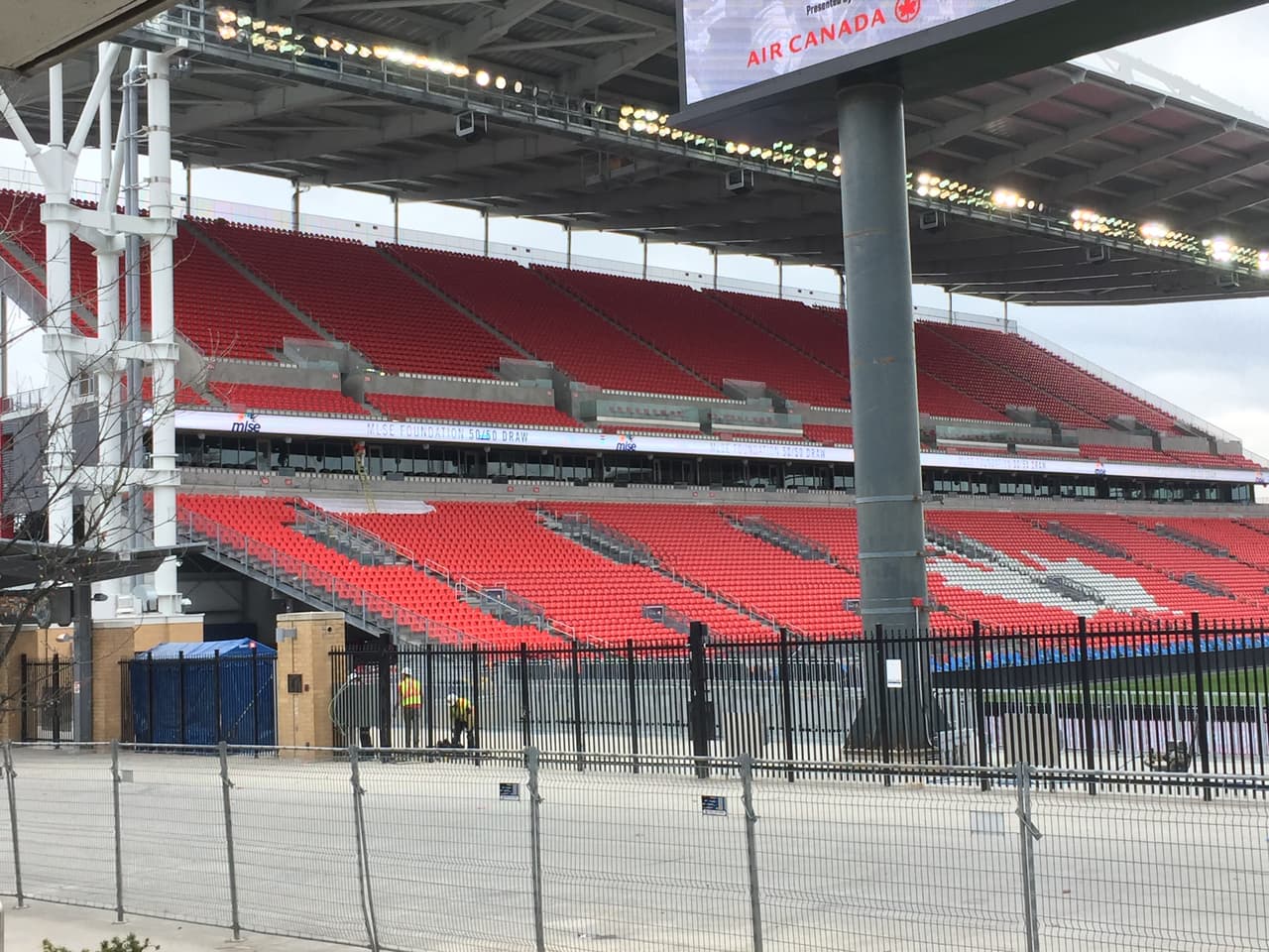 Capacidad extendida a 30,000 fanáticos – Desde su incepción, la capacidad del estadio ha ido en aumento de sus originales 20,000 asientos. Tras completar esta fase, la capacidad oficial del estadio ya supera los 30,000 asientos disponibles para los fanáticos.