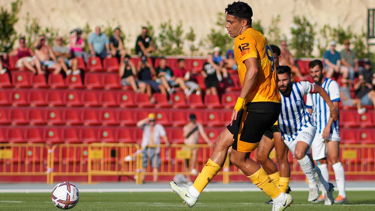 Raúl Jiménez anotó el primer gol en la pretemporada de Wolves
