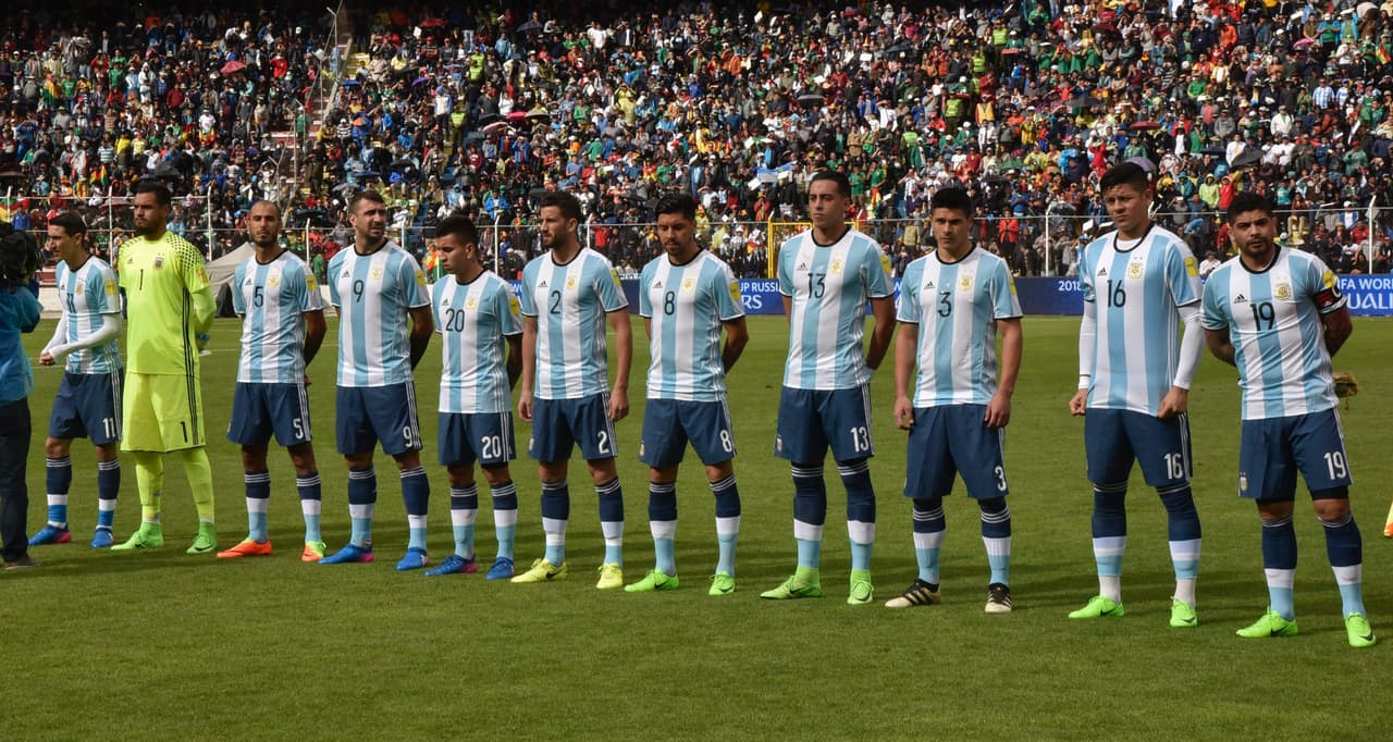 Por su parte, la selección de Argentina salió con: Romero; Roncaglia, Musacchio, Funes Mori, Rojo; Pérez, Pizarro, Banega, Di María; Correa, Pratto.