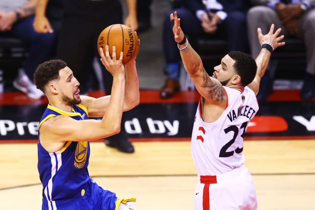 Exactamente lo mismo pasó con Klay Thompson, algo desesperado porque sus triples se hundían sin la frecuencia deseada, empezó a acortar el rango de tiro.