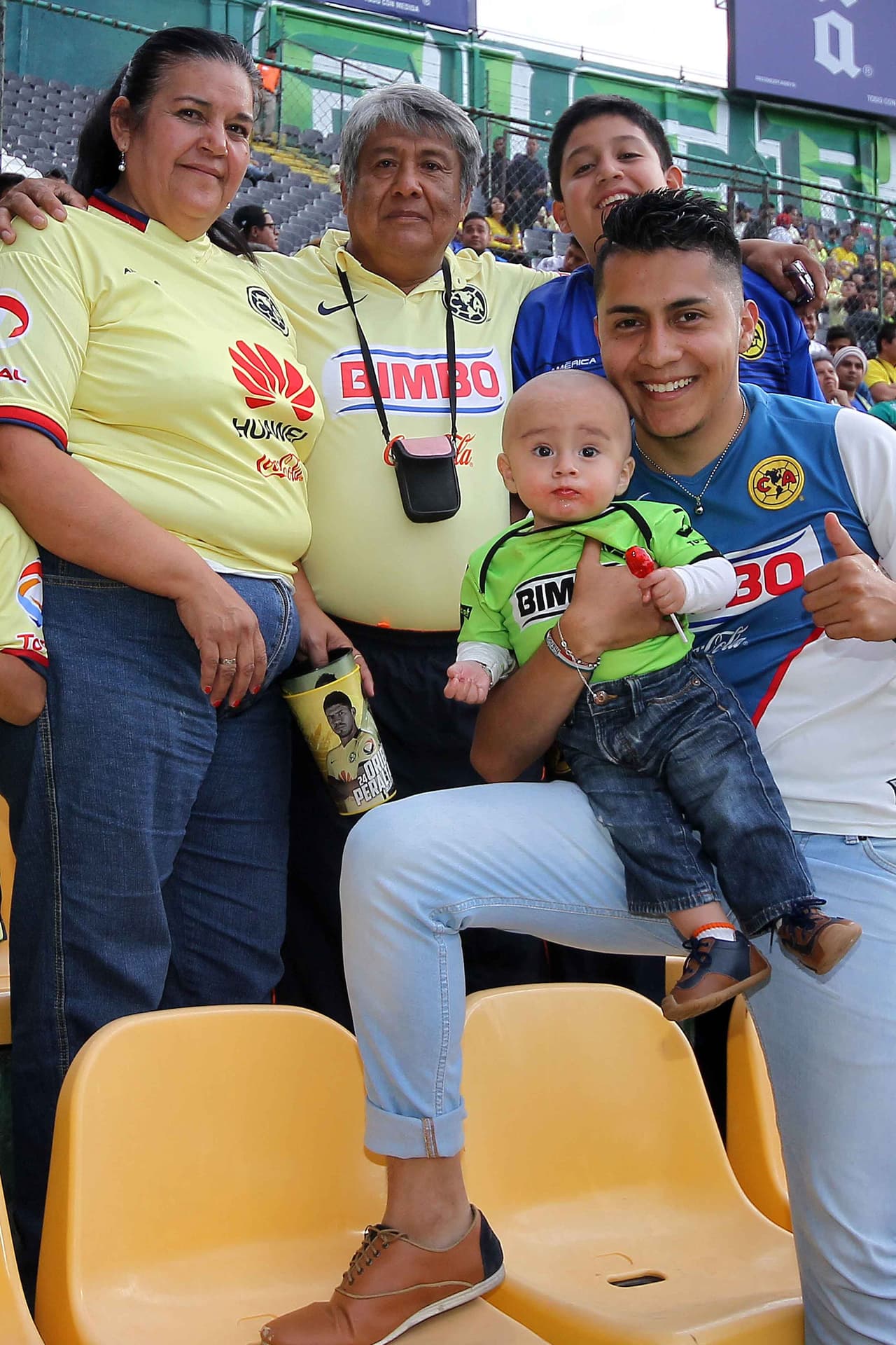 El colorido de la afición en la Jornada 11