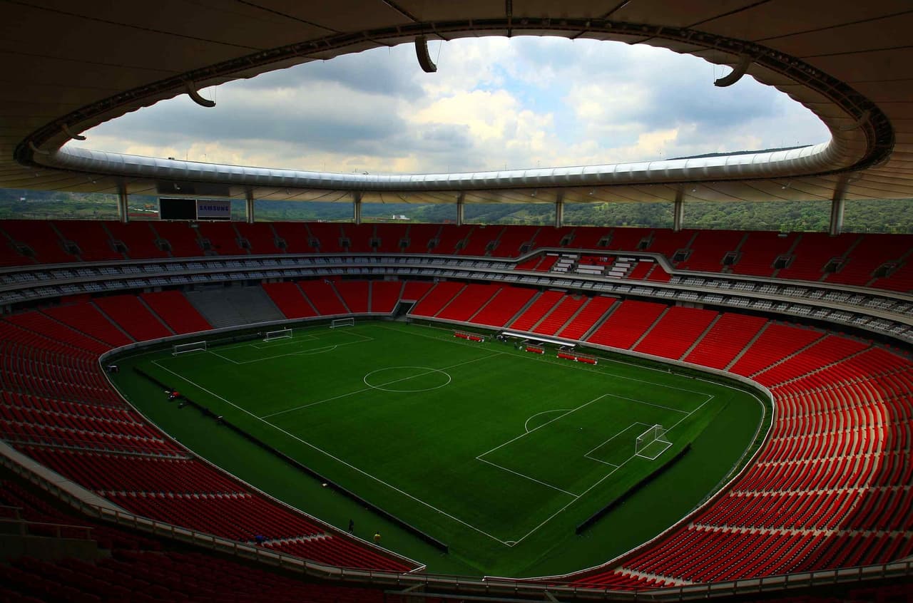 El Estadio Chivas, inicialmente llamado Estadio Omnilife por razones comerciales, abrió sus puertas el 30 de julio de 2010.