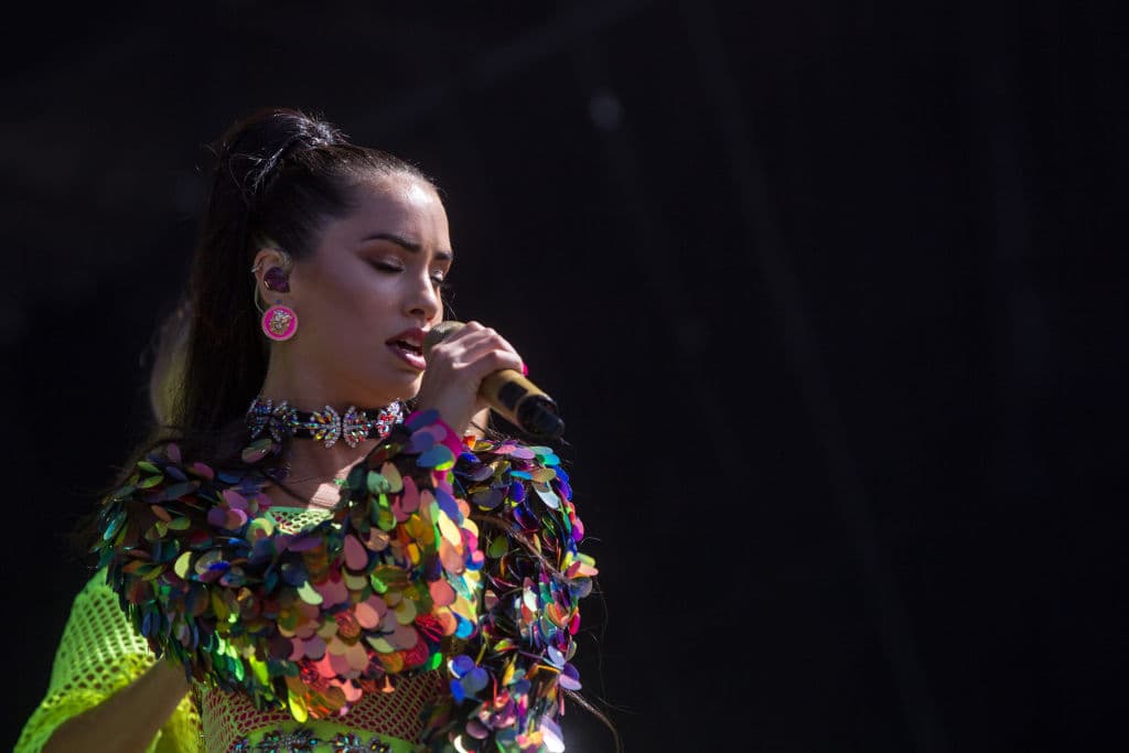 Lali, durante su carrera musical, ha tenido colaboraciones con Mau, Thalía, Ricky Dvicio y CNCO, así como con Diego Torres.