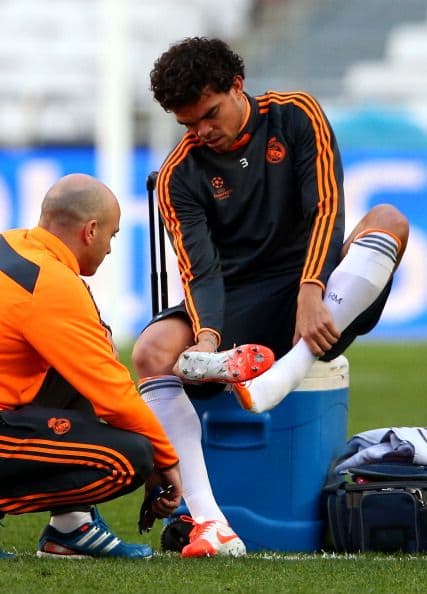 Pepe, aun con molestias se cambió el vendaje varias veces.