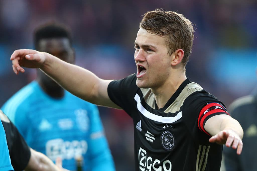 La prensa inglesa relaciona el futuro de la promesa de 19 años Matthijs de Ligt tanto con el Manchester City como con el Manchester United.