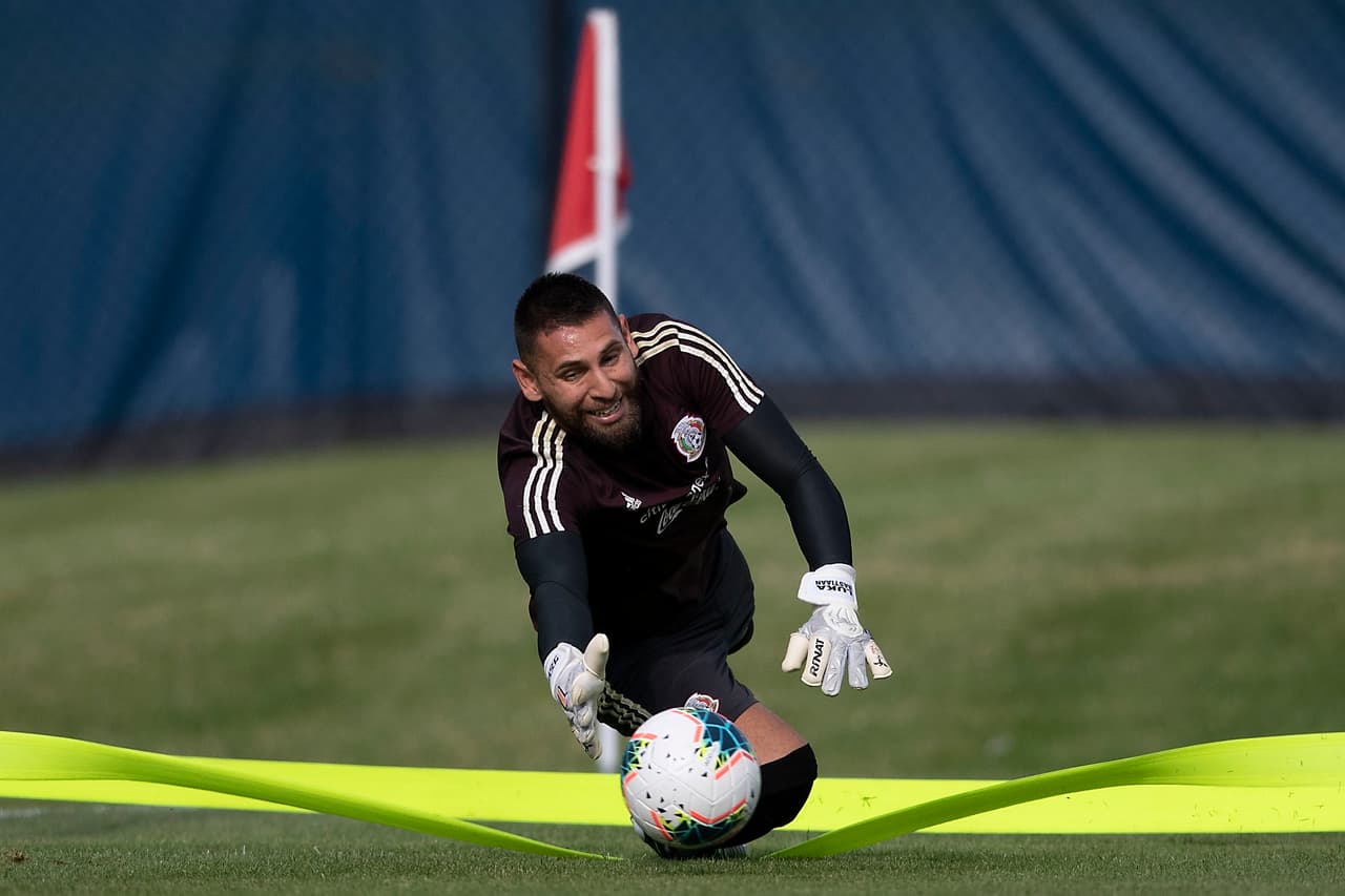 Integrantes y cuerpo técnico de la Selección Mexicana de fútbol no perdieron el tiempo y luego de su llegada a la ciudad de Chicago, se pusieron a entrenar en las instalaciones de la Universidad de Illinois. El entrenador Gerardo 'Tata' Martino dirigió la práctica para iniciar con la preparación en ruta al importante duelo por la Final de la Copa Oro ante Estados Unidos.