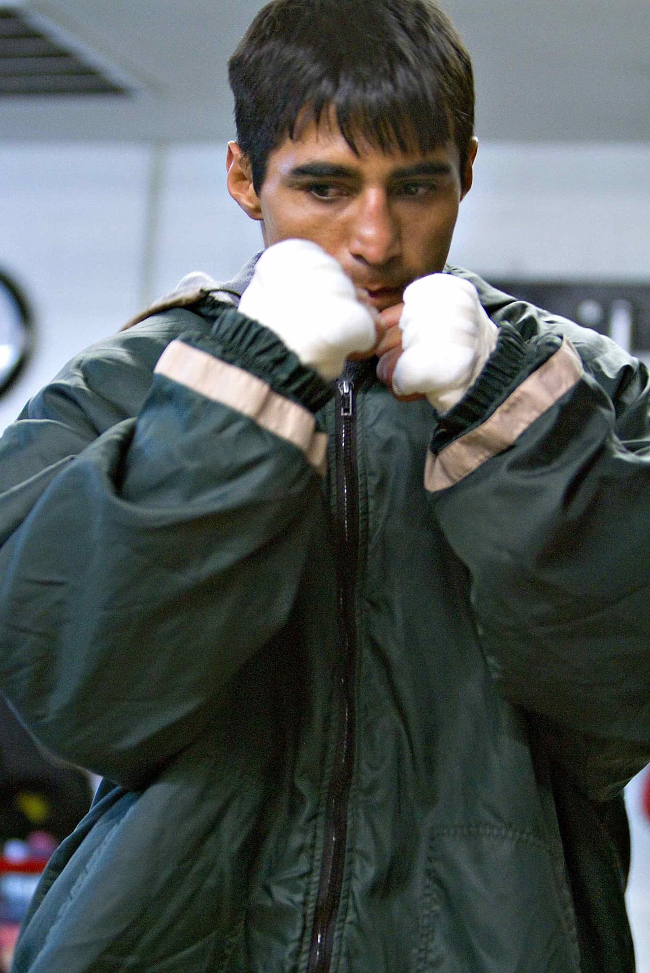 Érik el "Terrible" Morales fue el primer mexicano en lo grar el título en cuatro diferentes divisiones, lo logró en peso gallo, pluma, super pluma y super ligero.