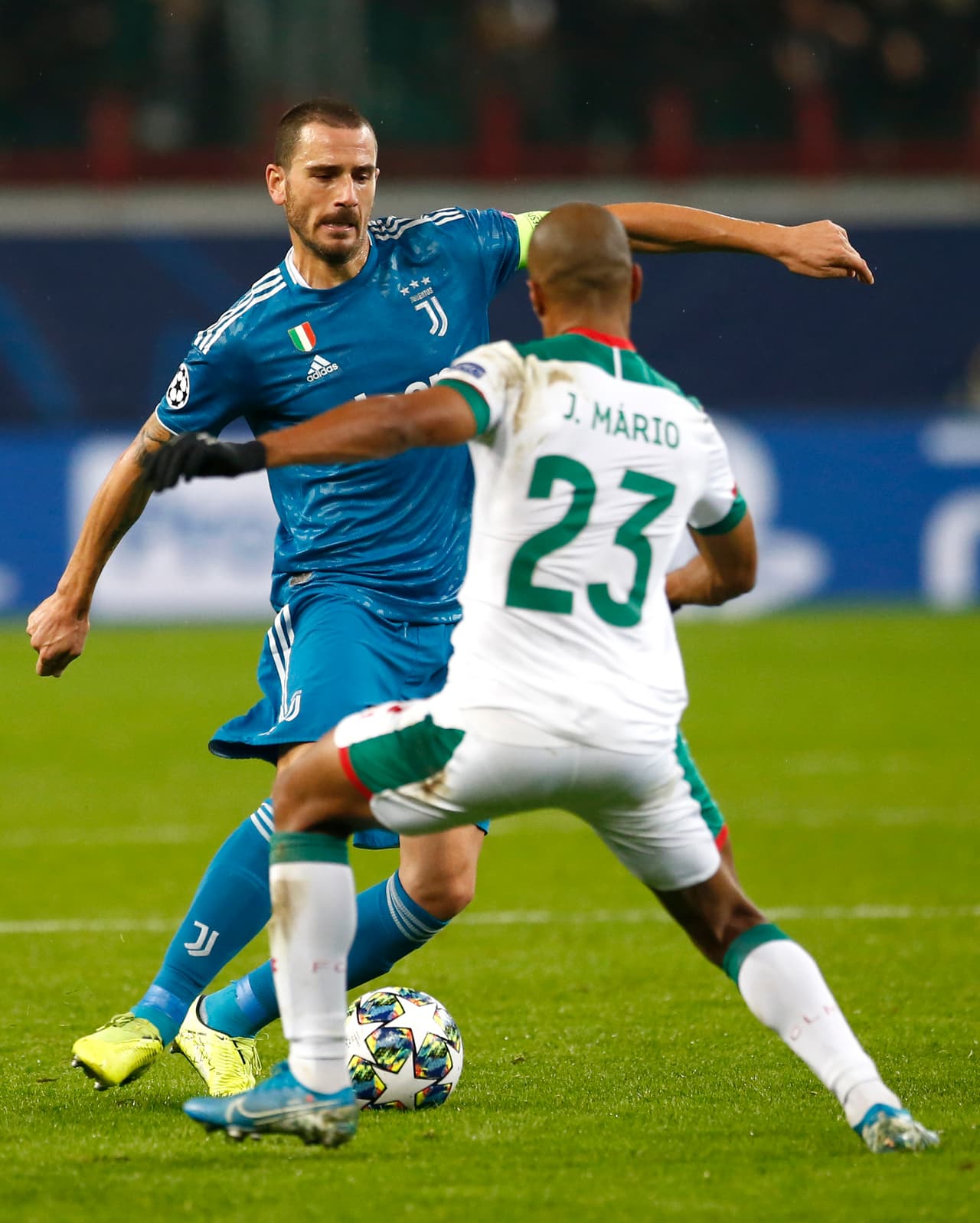 Leonardo Bonucci, driblea al jugador del Lokomotiv Joao Mario.