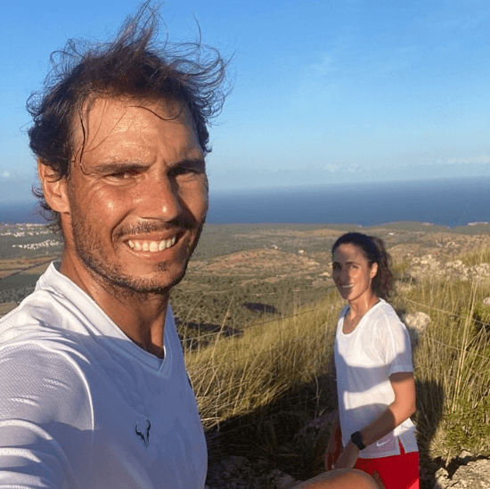 Con la discreción que caracteriza su tierno romance, la pareja se comprometió en 2018 y un año más tarde (tras 14 años de noviazgo) se dieron el “sí, acepto”, en una ceremonia muy privada, tanto, que el uso de celulares fue restringido para los invitados.