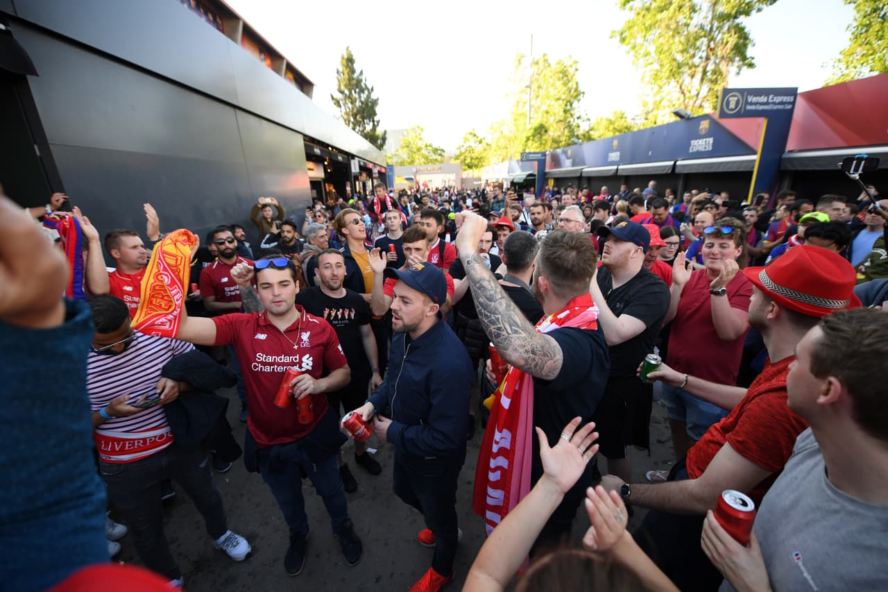 Desde muy temprano los fanáticos del Barcelona y del Liverpool se tomaron las calles del centro de la Ciudad Condal y los alredores del Camp Nou para prender el ambiente. Banderas, bufandas, rostros pintados, playeras y más hicieron parte de esta colorida previa en la Semifinal de la UEFA Champions League.