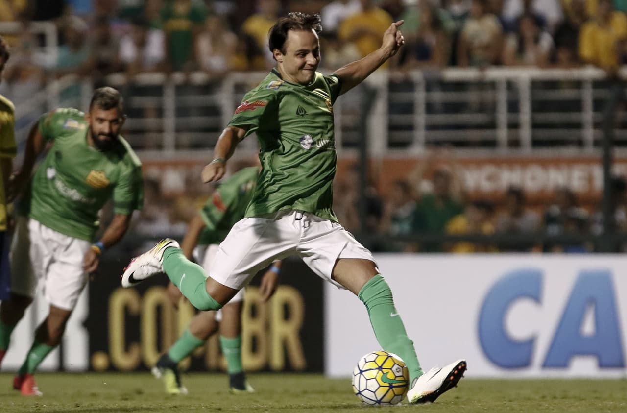 En un ambiente festivo y con el aforo prácticamente lleno, el juego también contó con la presencia de otras personalidades de distintas disciplinas deportivas como el expiloto brasileño de Fórmula Uno Felipe Massa, quien este año corrió por última vez en el circuito paulista de Interlagos.