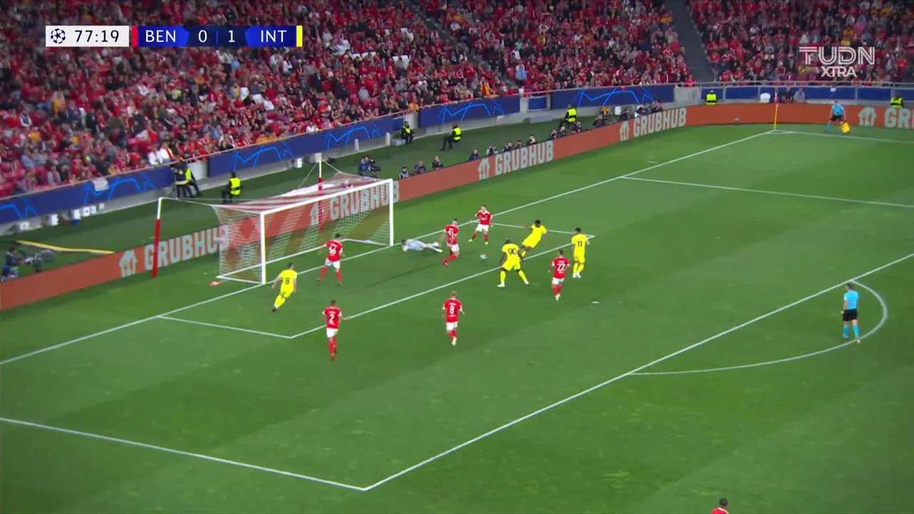 ¡TIRO ATAJADO! disparo por Denzel Dumfries.