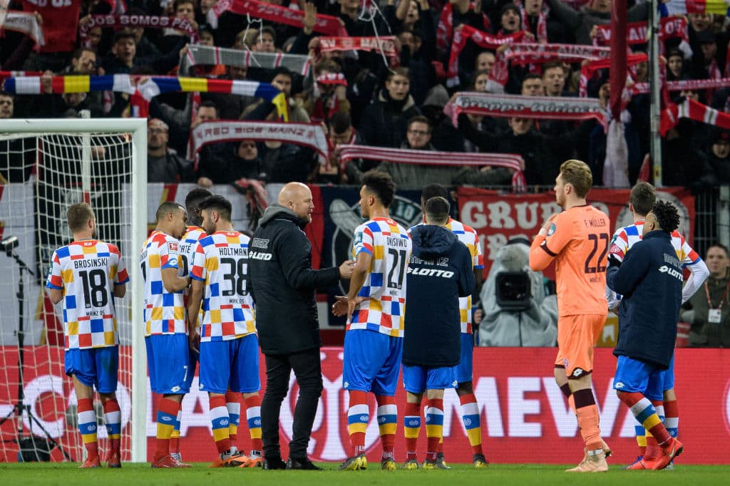 Los jugadores del Mainz se disculparon ante su afición por la goleada de 5-1 en contra como locales. Están en el puesto 11 con 27 puntos, 12 más que el Stuttgart que ocupa zona de promoción.