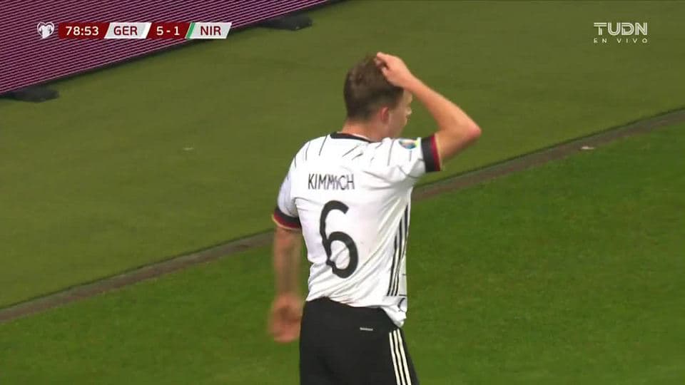 Tiro desviado de Joshua Kimmich