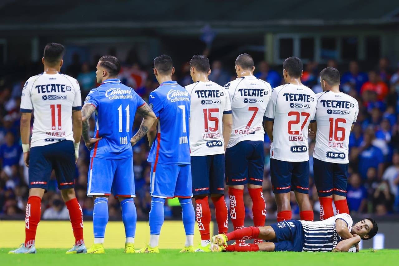 Cruz Azul y Rayados empataron 0-0 y dejaron todo para la vuelta en Cuartos de Final.